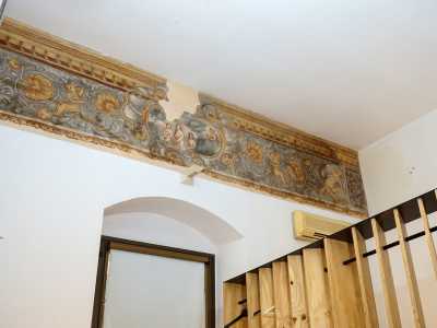 Un altro affresco � conservato in una delle camere da letto. Su questo vi sono tre fanciulle nude in un lago scrutate da una figura demoniaca con corna e forcone